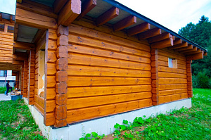 От шлифовки до финишного блеска: 10 дней работы, 10 лет защиты — покраска бруса от Лесобиржи-Спб