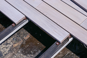 Эксклюзивная терраса из термоясеня на эксплуатируемой кровле в Санкт-Петербурге