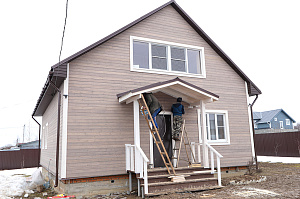 Не просто обшивка, а комплексное решение: вентилируемый фасад, индивидуальный водосток и единый стиль — дом, который будет служить десятилетиями