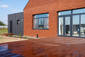 Гармония стиля и функциональности: гараж и терраса из лиственницы в Низово