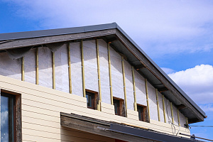 Фасад с характером: Сочетание лиственницы, сосны и камня в Honka Family Club