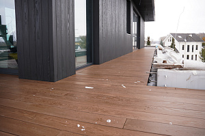 Терраса из термоясеня на эксплуатируемой кровле