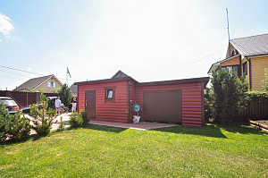 Вишневый фасад и темно-коричневые акценты: история преображения целого участка в Ленинградской области