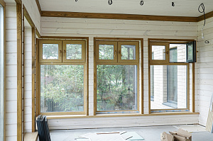 Шепот дерева: Завершенные работы по отделке стен и потолков в Кармолино