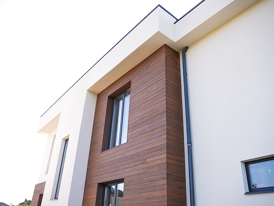 Фасад и баня в стиле "хай-тек" в Лес и Пляж: гармония дерева и штукатурки