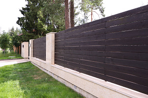 Забор из скошенного планкена в Нижний: Эстетика и долговечность от Лесобиржа-СПб, проверенные временем