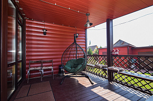 Вишневый фасад и темно-коричневые акценты: история преображения целого участка в Ленинградской области