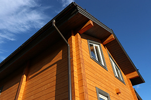 Карцево: шлифовка и покраска дома из клеёного бруса для «Нордвуд» — защита Tikkurila Pinja W-Oil (5070) и акценты RAL 7024