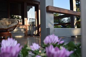 Финская надежность и русское брусовое зодчество: реставрация дома в Никольском краской Tikkurila Vinha