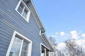 Низкий сорт — высокий результат: дымчато-синий фасад из лиственницы ВС от Лесобиржи - СПб