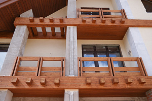 Холодная монументальность камня и живое тепло дерева — идеальный дуэт для фасада, который не оставит равнодушным