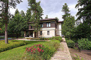 Не верите, что деревянный фасад может служить десятилетиями? Смотрите нашу работу 5-летней давности — она выглядит свежее многих новостроек