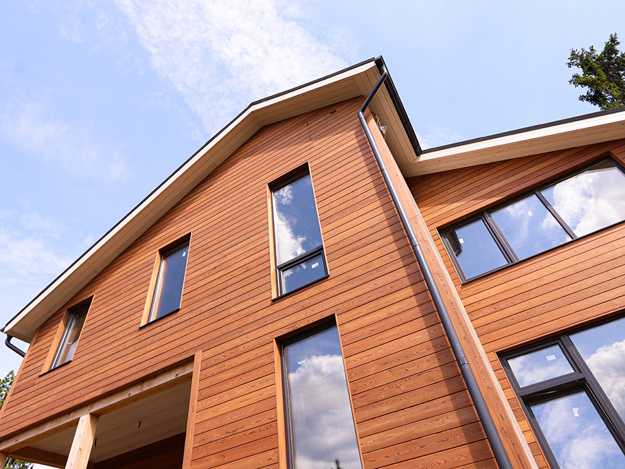 Петергоффские аллеи требуют статуса: как термолиственница преобразила каркасный дом в элитном посёлке