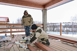 Северная сосна + премиальное масло Renner M300: идеальный дуэт для фасада, который сохранит цвет и форму даже в петербургском климате