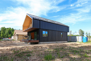 Не просто обшивка, а архитектурное высказывание: вертикальный планкен, идеальные зазоры и мембрана для долгой жизни дома