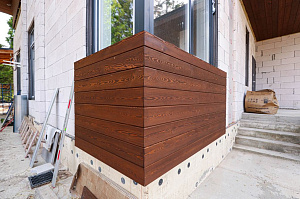 Лиственница + термолиственница + покраска Renner в цехе: почему эта комбинация делает фасад неуязвимым к влаге и времени