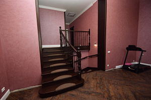 Забежные ступени, кованые балясины и ясень: история одной лестницы, рожденной в содружестве с клиентом