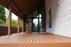 Скрытый крепёж САМО, цеховая покраска и масло Renner: почему термоясень — лучший выбор для статусного дома в Ленинградской области