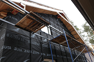 Бревенчатый дом больше не нуждается в ремонте каждые 5 лет: как вентилируемый фасад и цоколь White Hills решили проблему навсегда