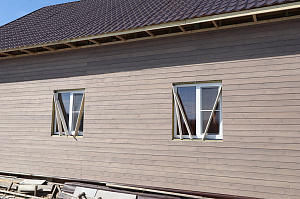 Не просто обшивка, а комплексное решение: вентилируемый фасад, индивидуальный водосток и единый стиль — дом, который будет служить десятилетиями