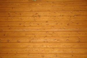 Покраска стен брусового дома