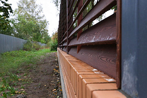 Элегантный забор из планкена и кирпича на Прохладном озере