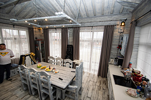 внутренняя отделка брашированным и крашеный планкеном 15