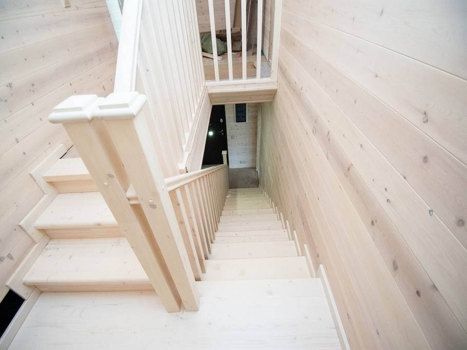 Лесной Уют: светлая лестница из сосны — уют и надежность для вашего дома