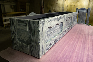 длинный деревянный пуф