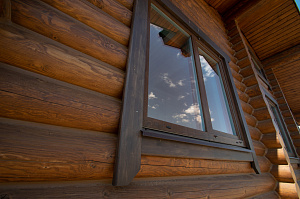 покраска бревенчатого дома