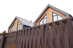 Современный забор в стиле Барнхаус для коттеджа в Вишневом Саду