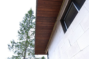 Лиственница + термолиственница + покраска Renner в цехе: почему эта комбинация делает фасад неуязвимым к влаге и времени