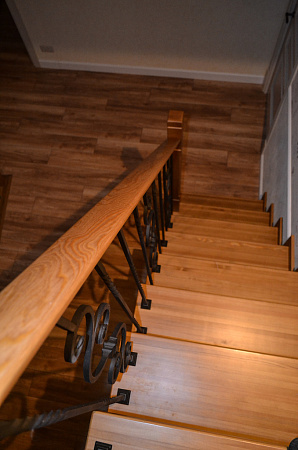 дерево для лестниц