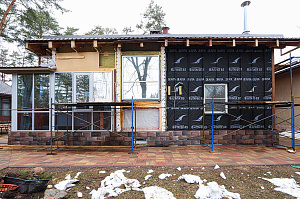 Бревенчатый дом больше не нуждается в ремонте каждые 5 лет: как вентилируемый фасад и цоколь White Hills решили проблему навсегда