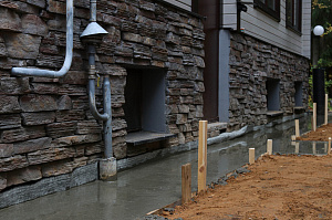 Комплексная защита и обновление фундамента брусового дома в Ропше