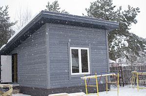 аркасная баня, которая быстро прогревается и долго держит тепло: проект с винтовым фундаментом и качественным утеплением