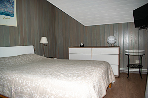 спальня с отделкой из ангарской сосны