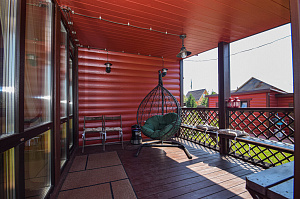 Вишневый фасад и темно-коричневые акценты: история преображения целого участка в Ленинградской области