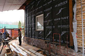 Бревенчатый дом больше не нуждается в ремонте каждые 5 лет: как вентилируемый фасад и цоколь White Hills решили проблему навсегда