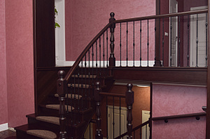 Забежные ступени, кованые балясины и ясень: история одной лестницы, рожденной в содружестве с клиентом