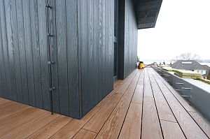 Терраса из термоясеня на эксплуатируемой кровле