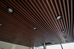 Потолок, о котором говорят: трендовое решение для статусного офиса