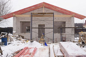 Не просто баня, а место силы: проект с парной на троих, уютной комнатой отдыха и крытой террасой