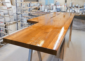 Эксклюзивное лакирование подоконника-столешницы из ясеня: блеск 'Магма' для дома в Петровские Сады