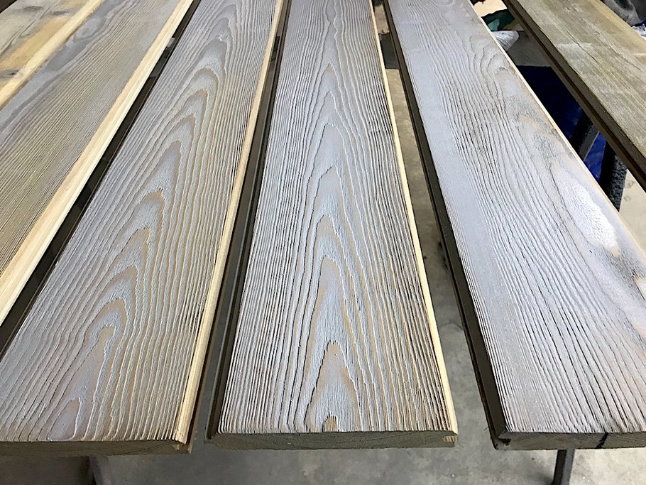 Глубина рельефа и точность цвета: браширование лиственницы под контролем мастеров ЛесоБиржи - СПб