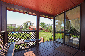 Вишневый фасад и темно-коричневые акценты: история преображения целого участка в Ленинградской области