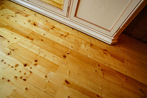 покрашенная доска пола