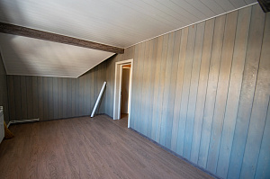 вертикальная обшивка комнаты вагонкой