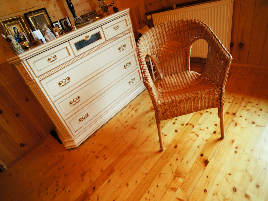 Бюджетно не значит "дешево": профессиональный пол из сосны для загородного дома