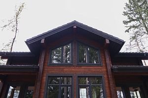 Комплекс работ по покраске деревянного дома с балками на террасе и стобами